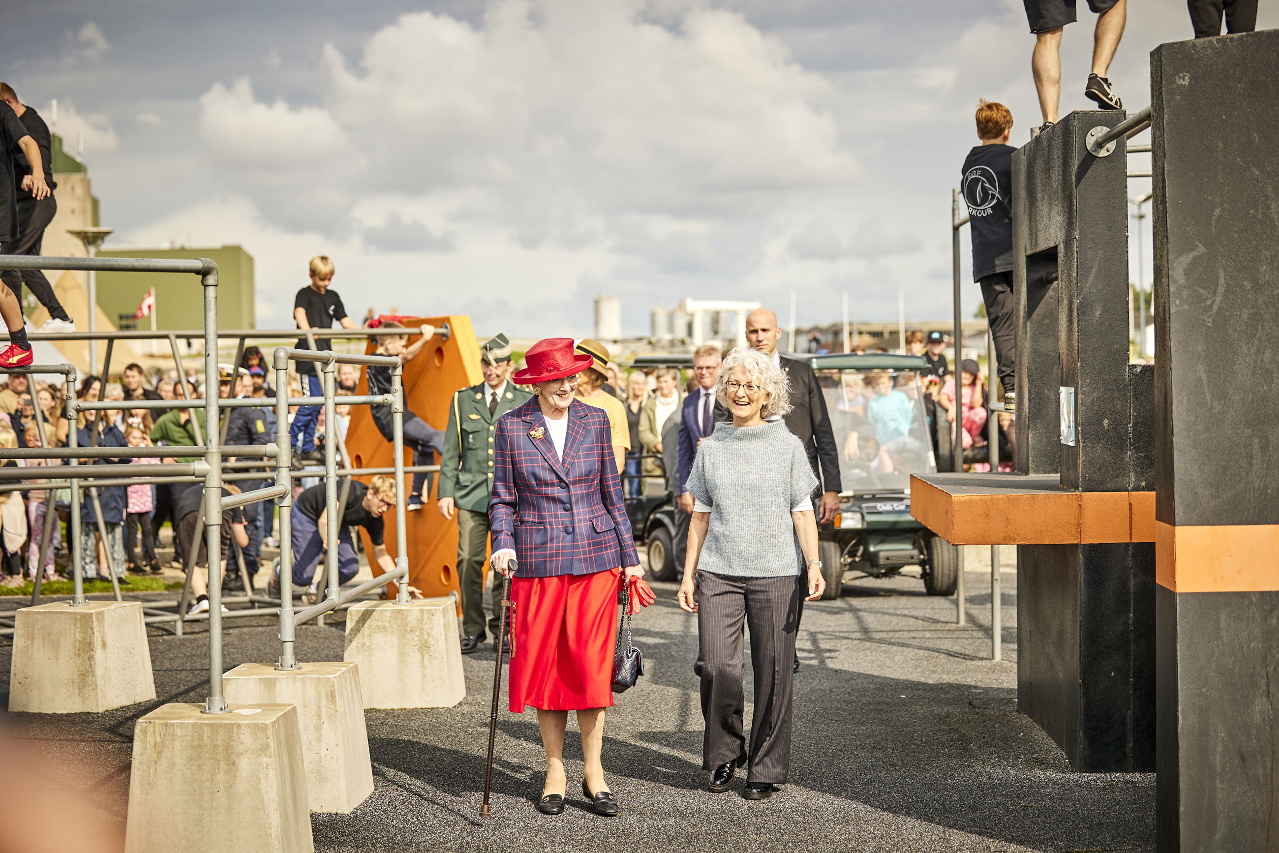 Dronningen ser parkour i Tronholmparken