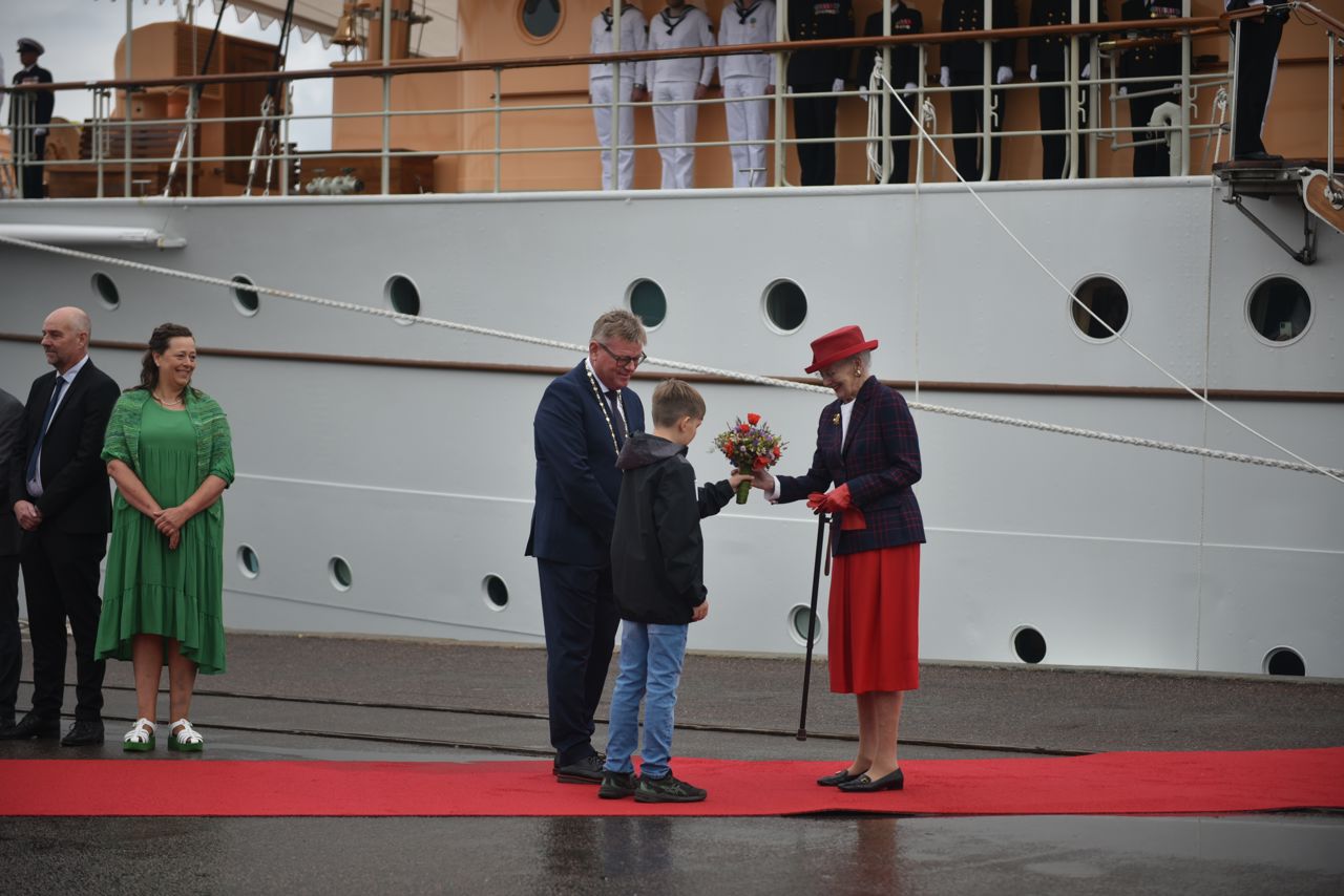 Dronningen bliver modtaget på havnen