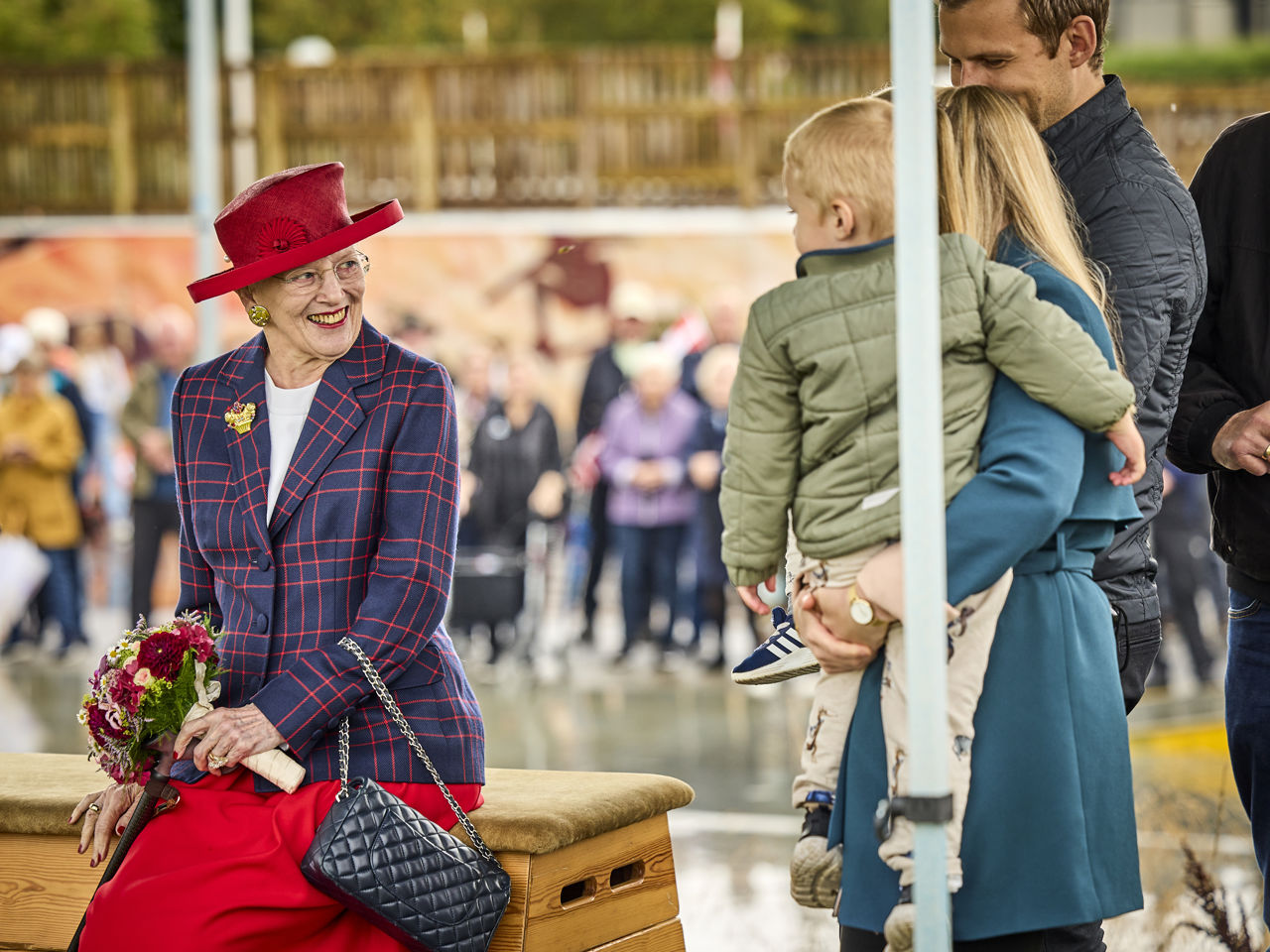 Dronningen hilser på familie i Øster Bjerregrav