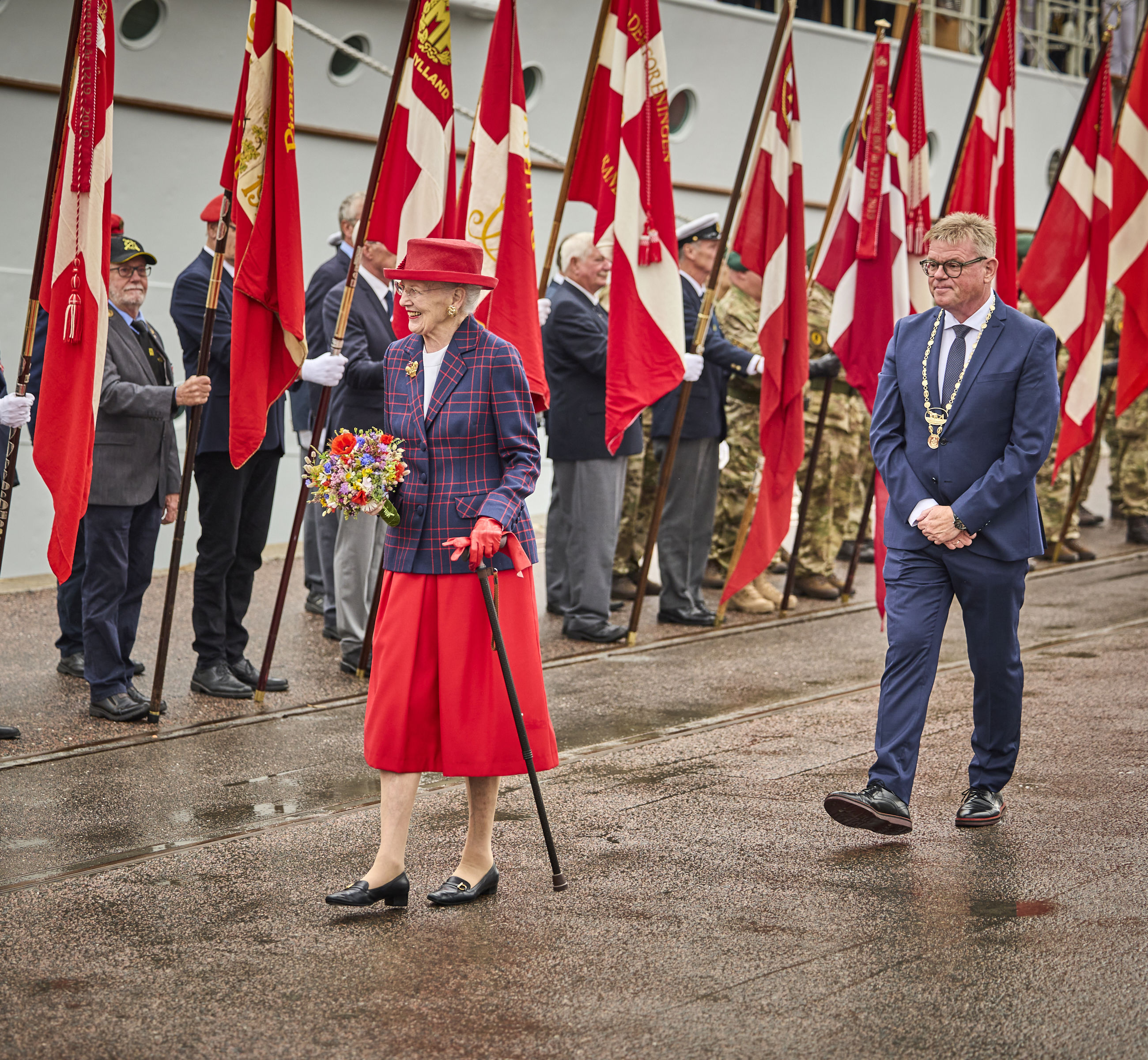 Dronningen bliver modtaget på havnen