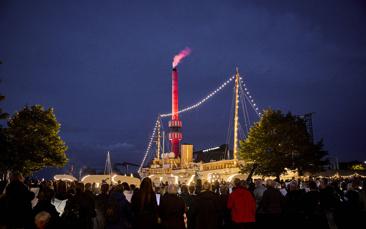 Kongeskibet Dannebrog i Randers Havn om aftenen