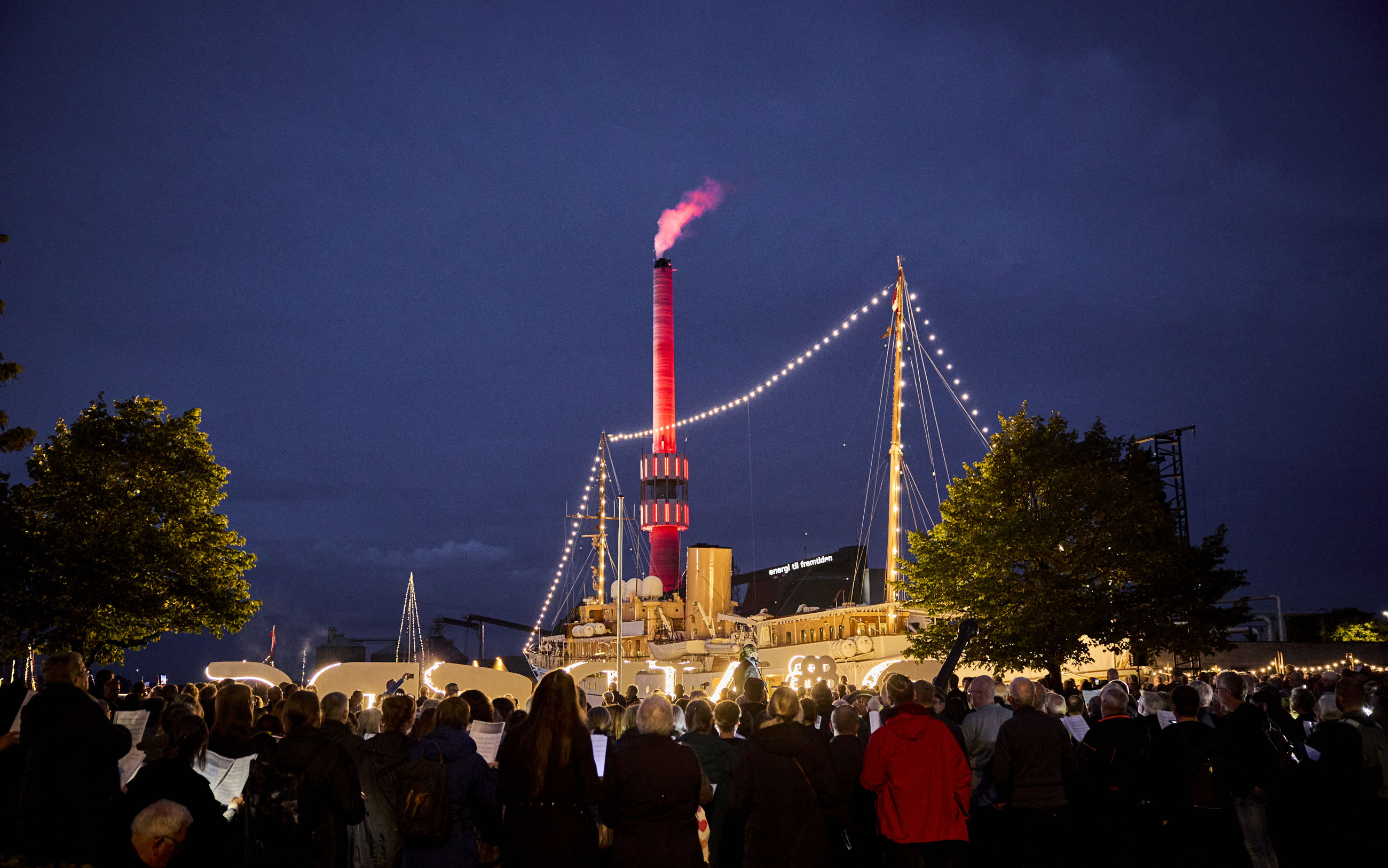 Kongeskibet Dannebrog i Randers Havn om aftenen