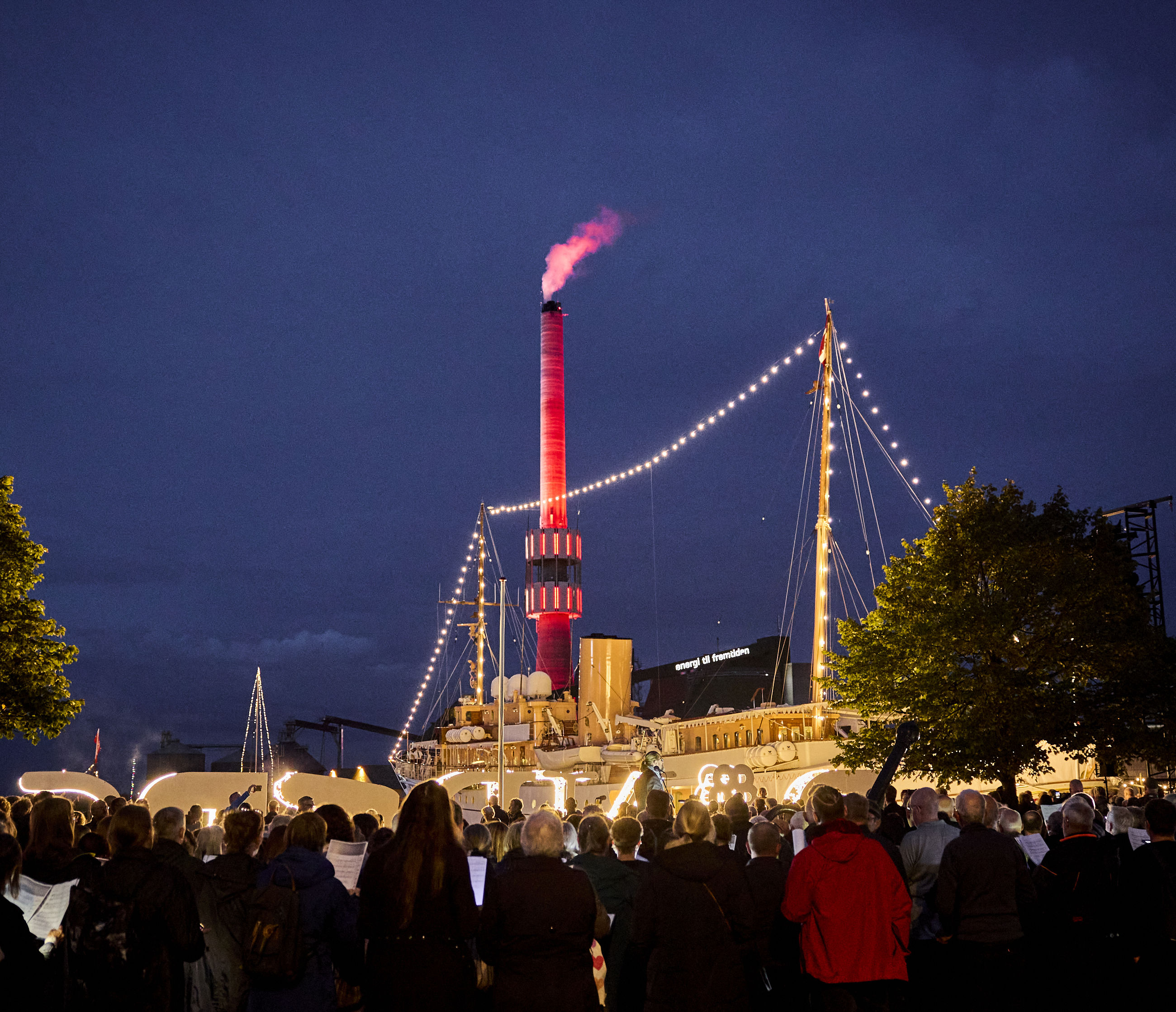 Kongeskibet Dannebrog i Randers Havn om aftenen