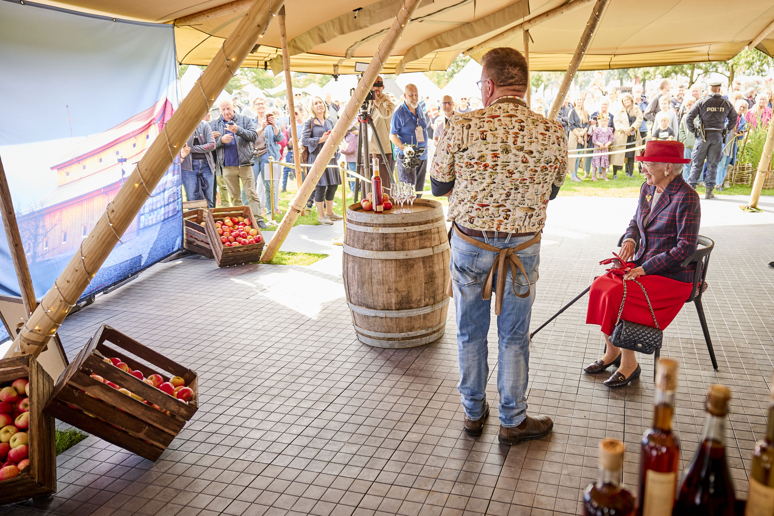 Dronningen ved Cold Hand Winerys stand i Tronholmparken