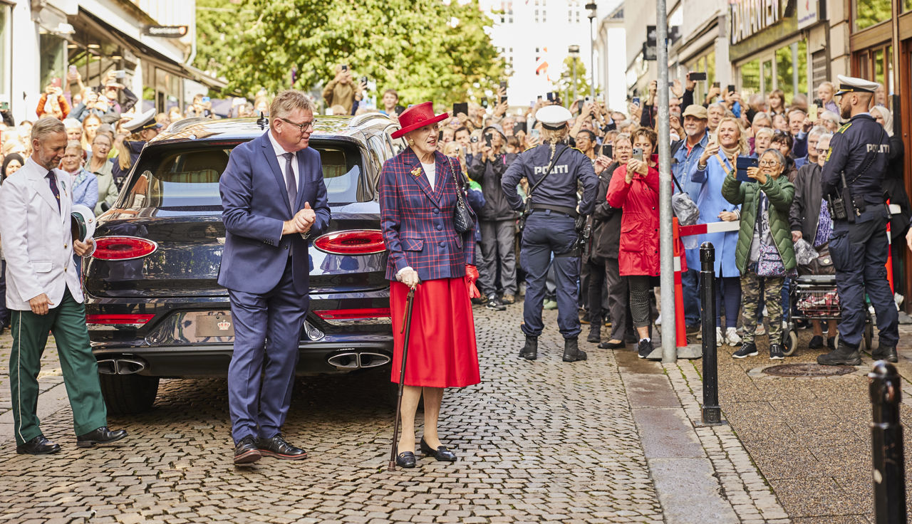 Dronningen på vej til Hotel Randers