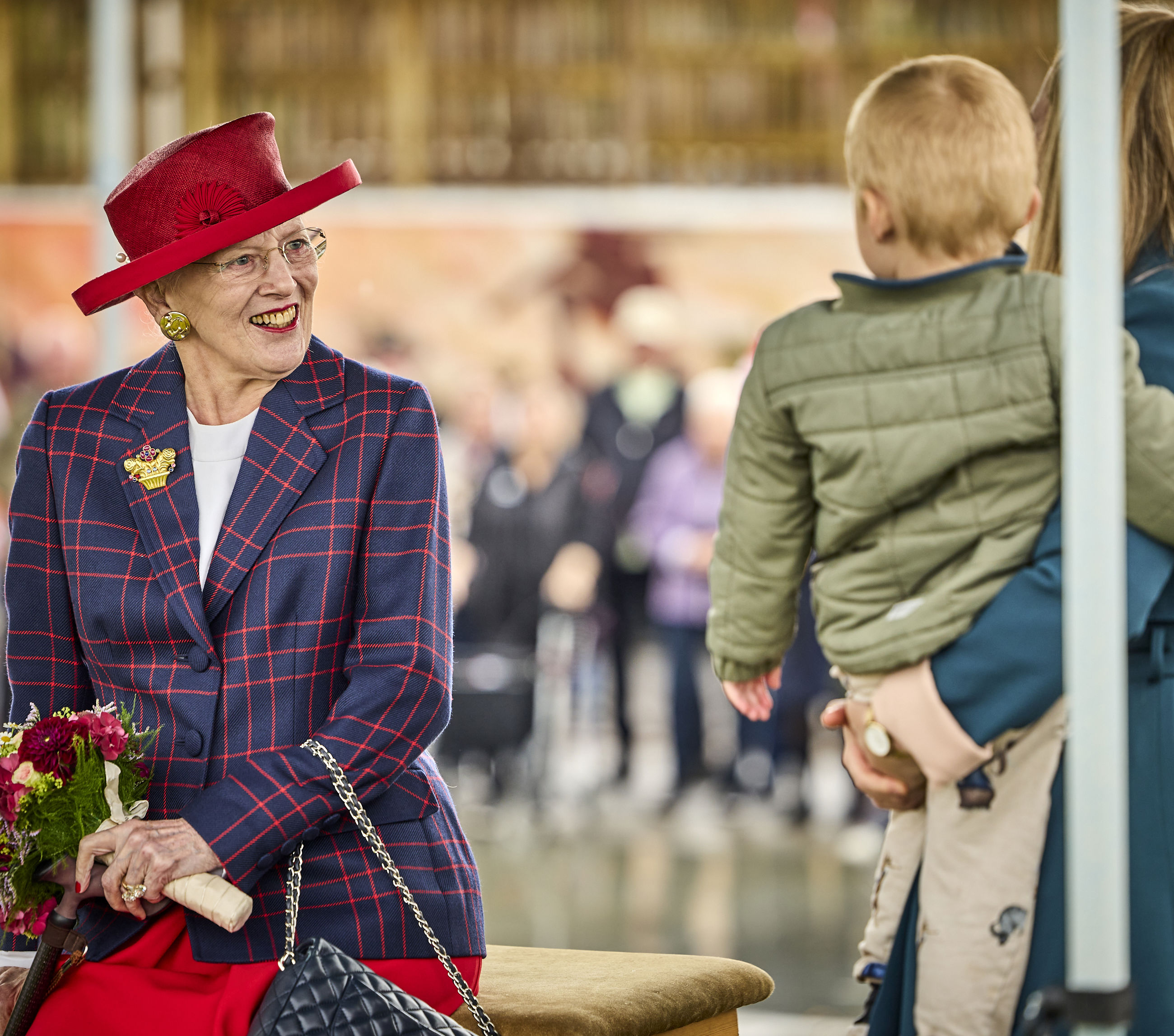 Dronningen hilser på familie i Øster Bjerregrav